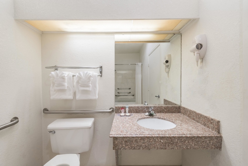 Americas Best Value Inn Suites Ft Worth S 5/19