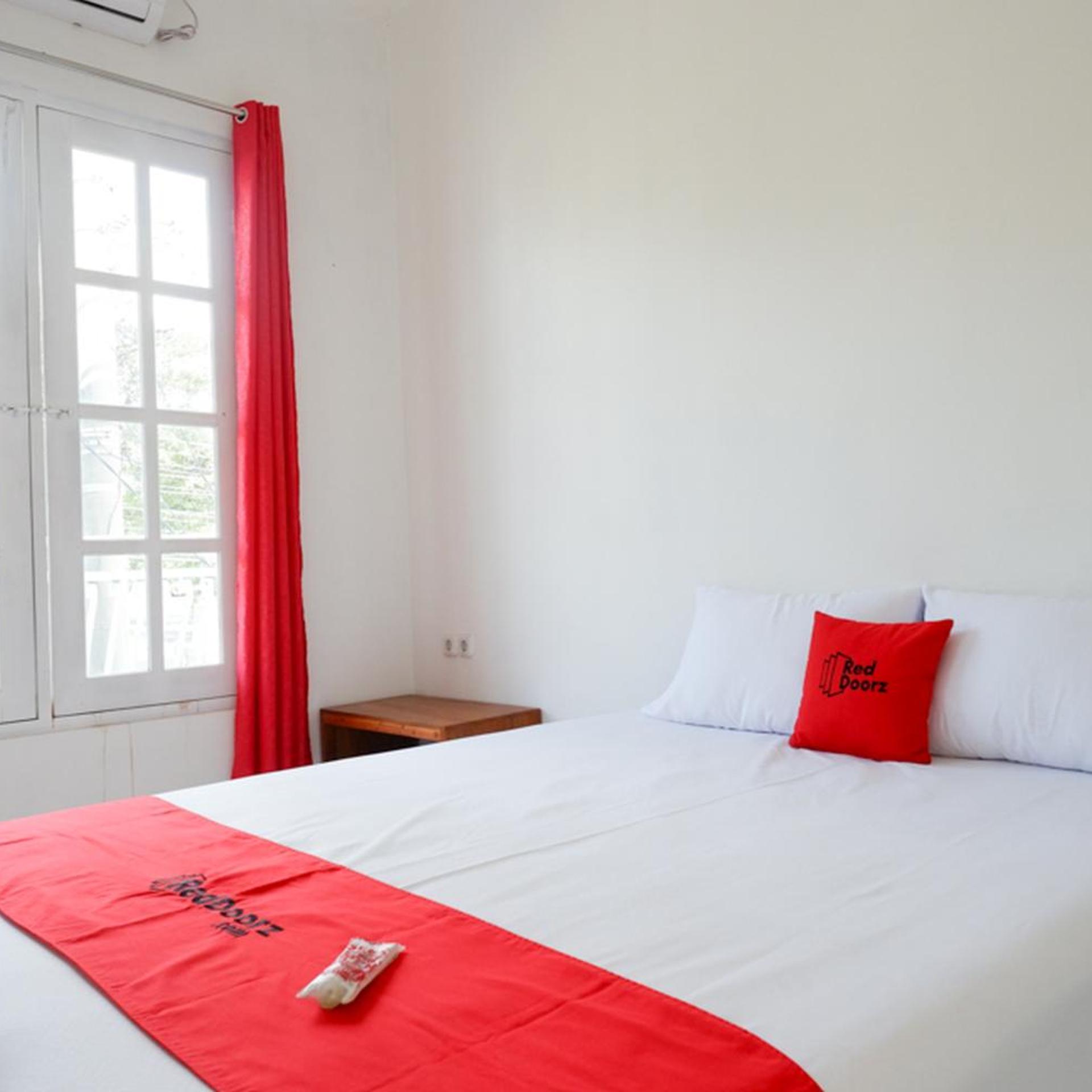 RedDoorz Plus near UMS Solo 14/50