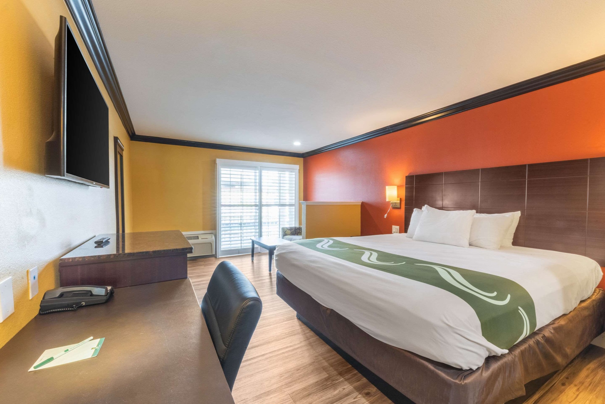 SUITE, KING BED