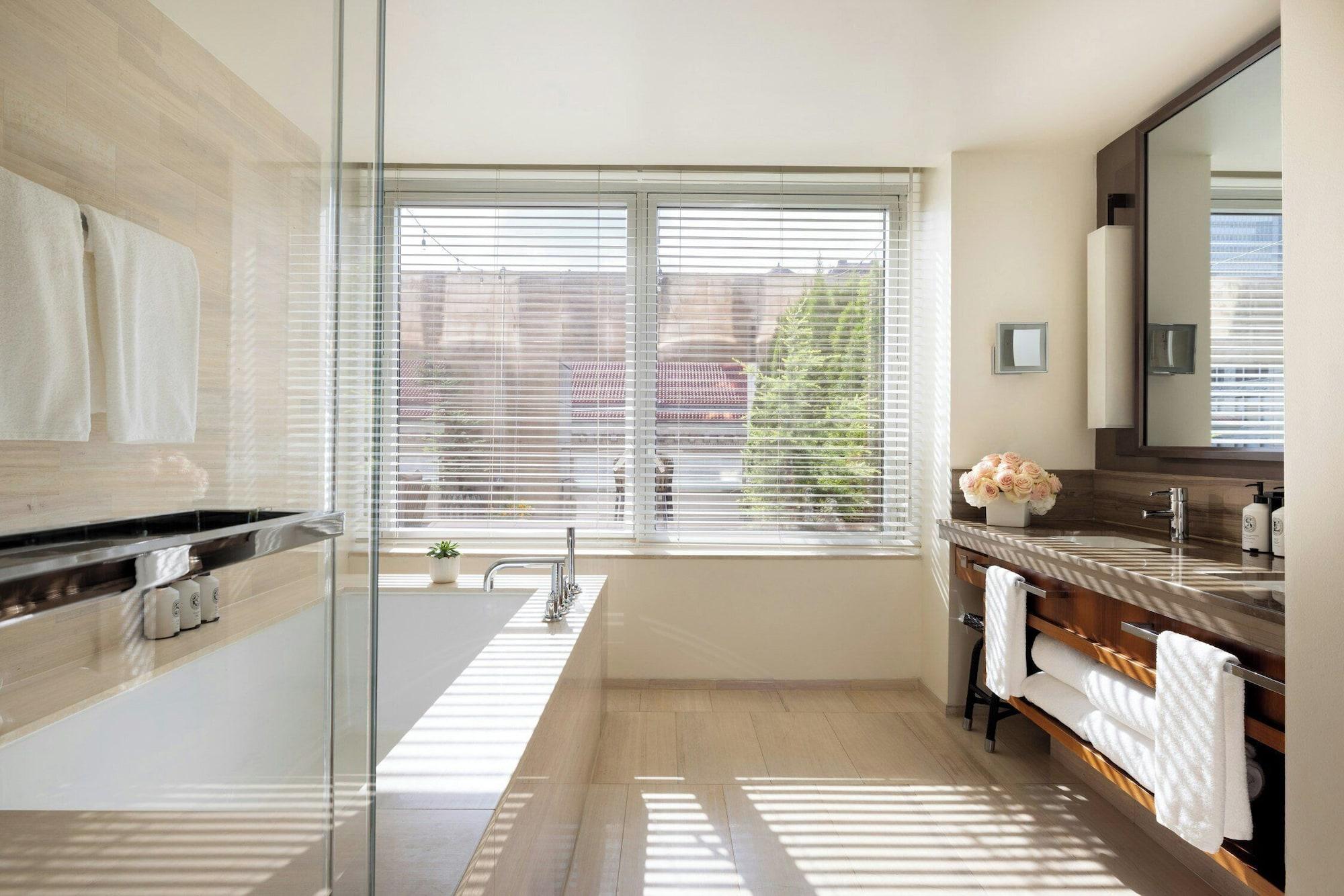 Courtyard, Junior Suite, King Bed, Terrace