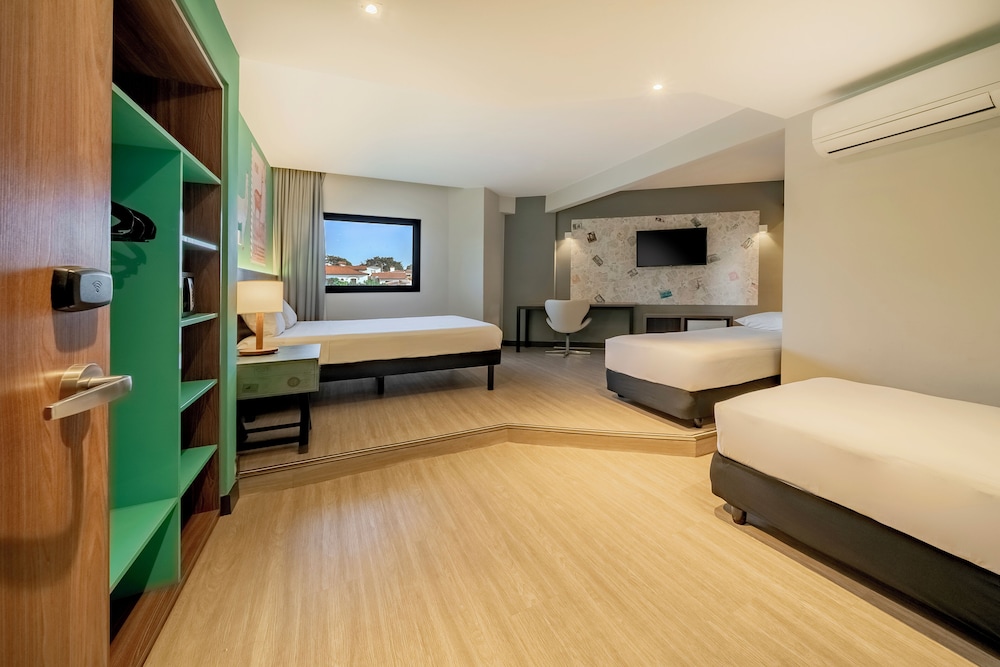 غرفة عائلية بسرير كوين وسريرين منفصلين، Ibis Styles Sorocaba Santa Rosalia 4/8
