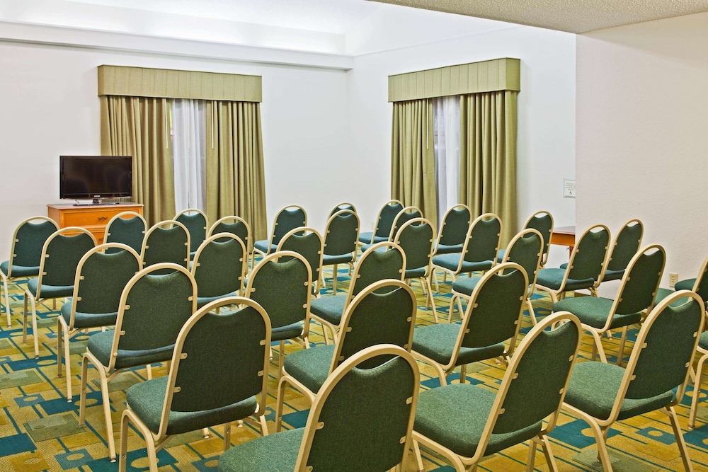 La Quinta Inn by Wyndham Orlando Airport West 35/40