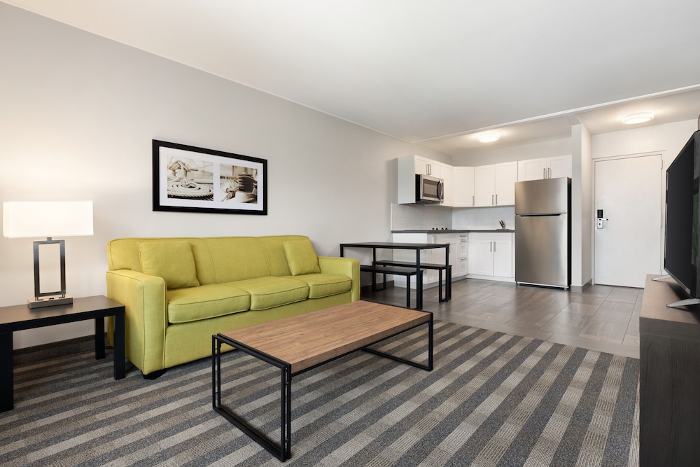 Days Inn by Wyndham Sarnia Harbourfront 32/59