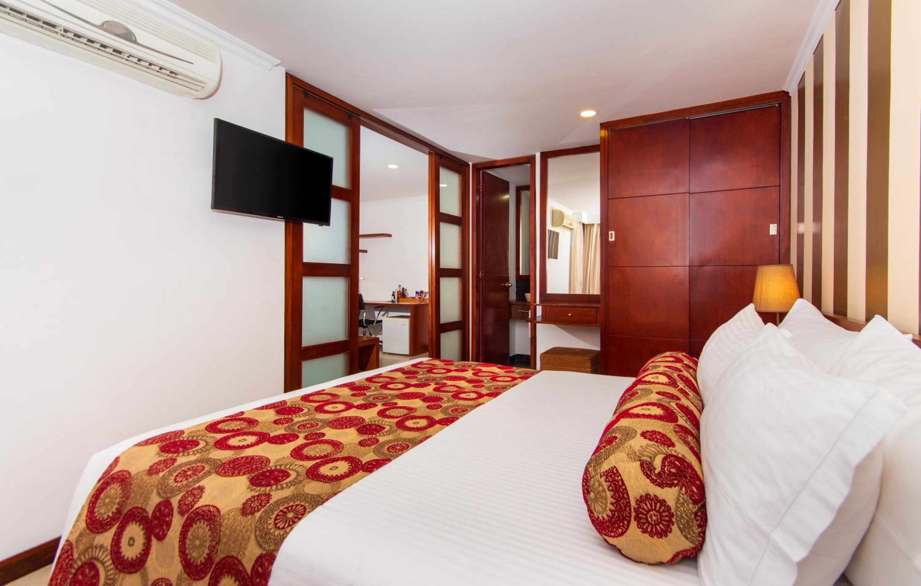 غرفة بسرير كوين وسرير فردي مع سرير إضافي، The Morgana Poblado Suites Hotel 2/6
