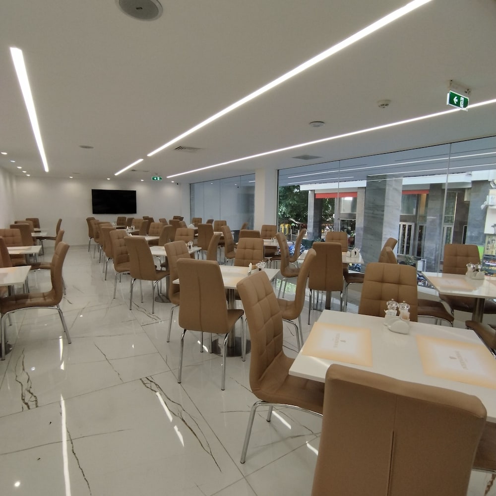 INTERNATIONAL ATENE HOTEL 37/48