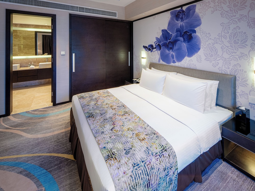 EXECUTIVE, SUITE