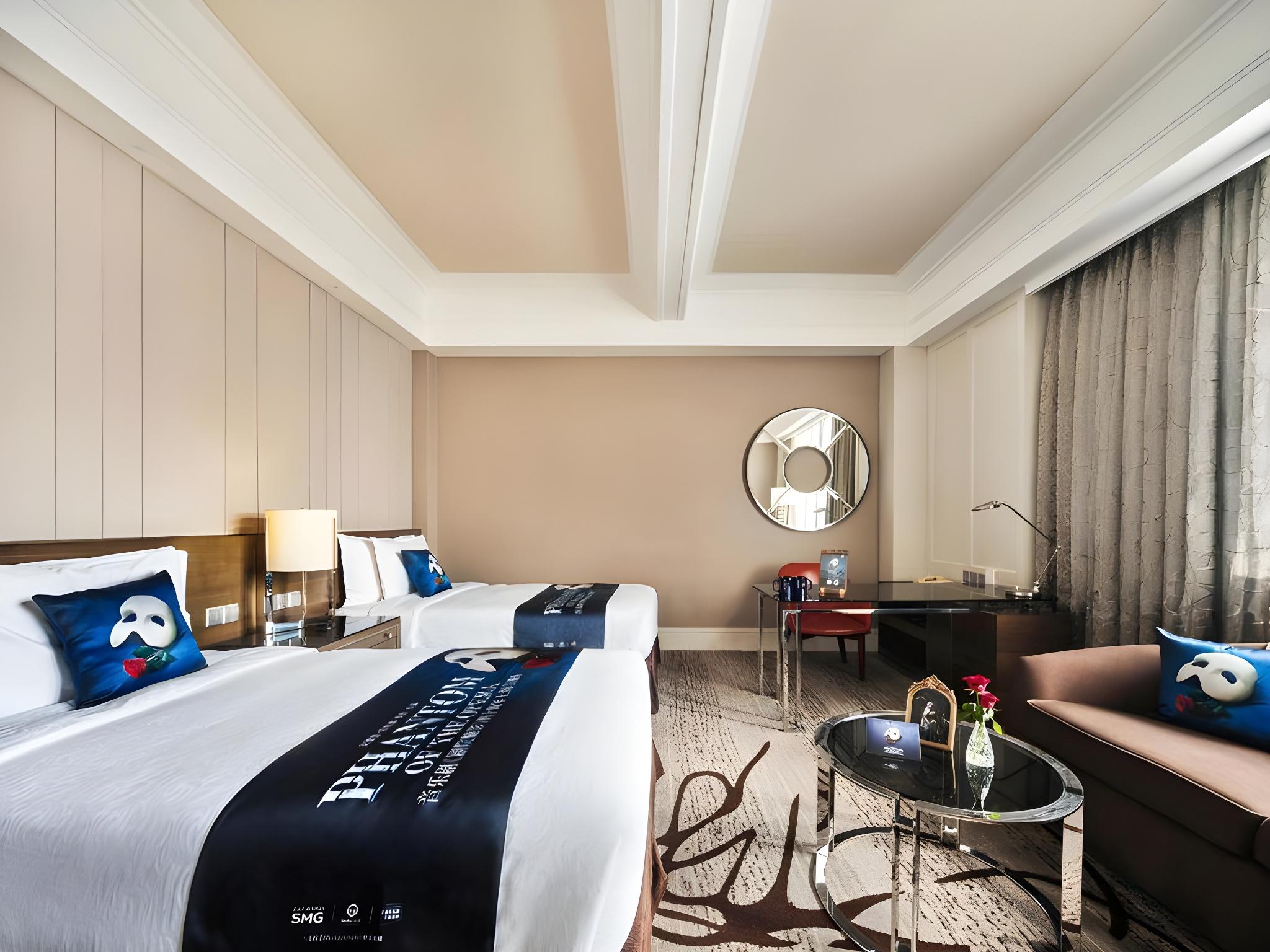 Theme, Twin Beds
