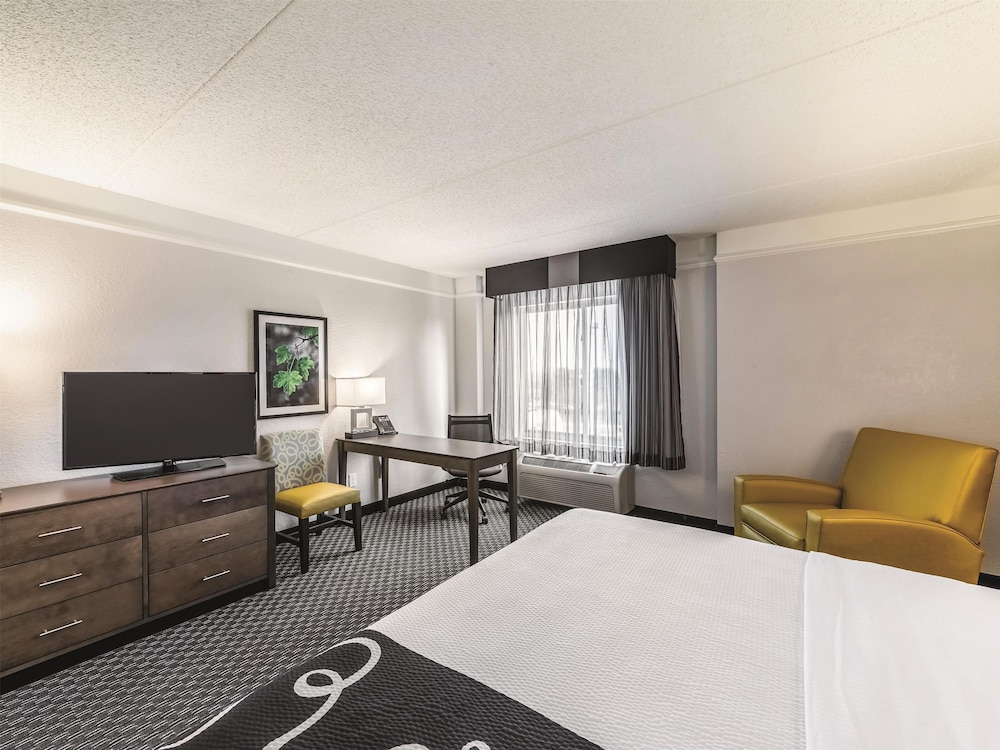 Room, King Bed, La Quinta Inn & Suites by Wyndham Austin Airport 2/5