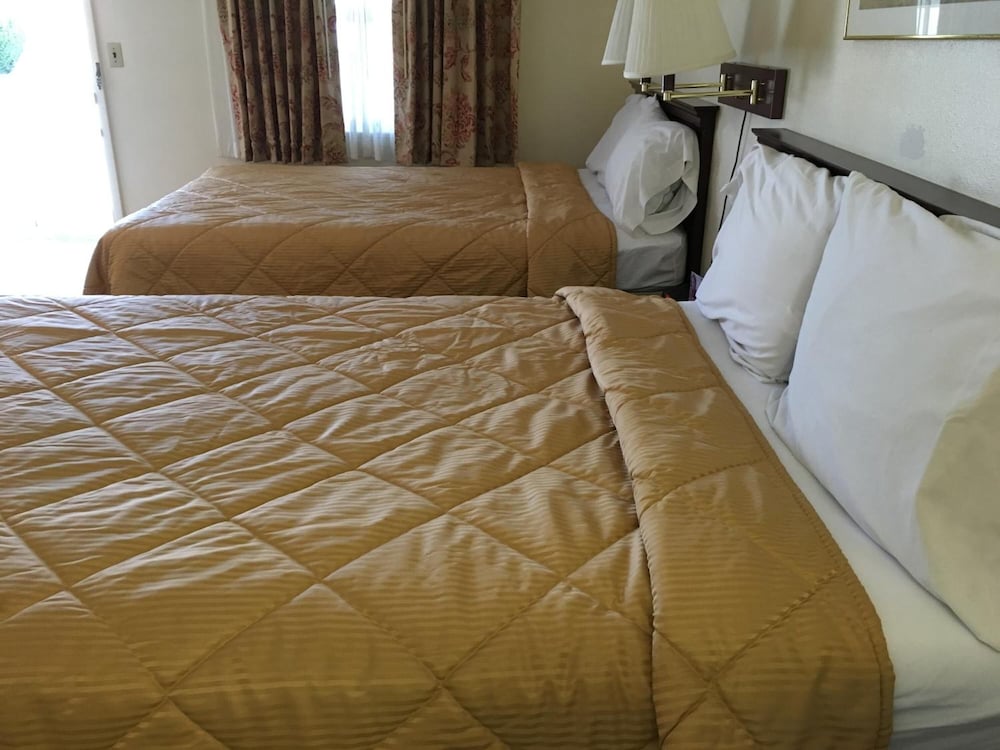 Red Carpet Inn 27/38