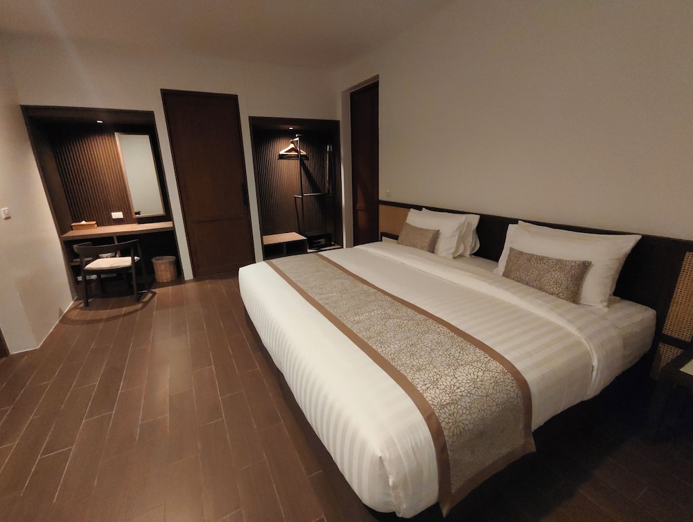 PREMIER, SUITE
