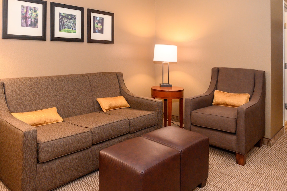 Comfort Inn & Suites Patriots Point 11/30