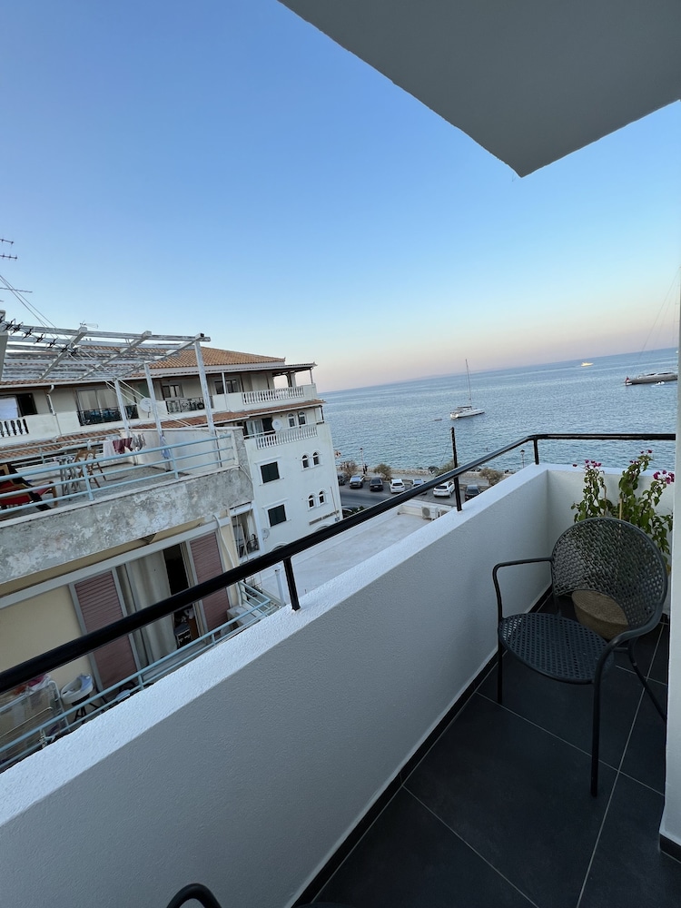 Yria Hotel 8/78