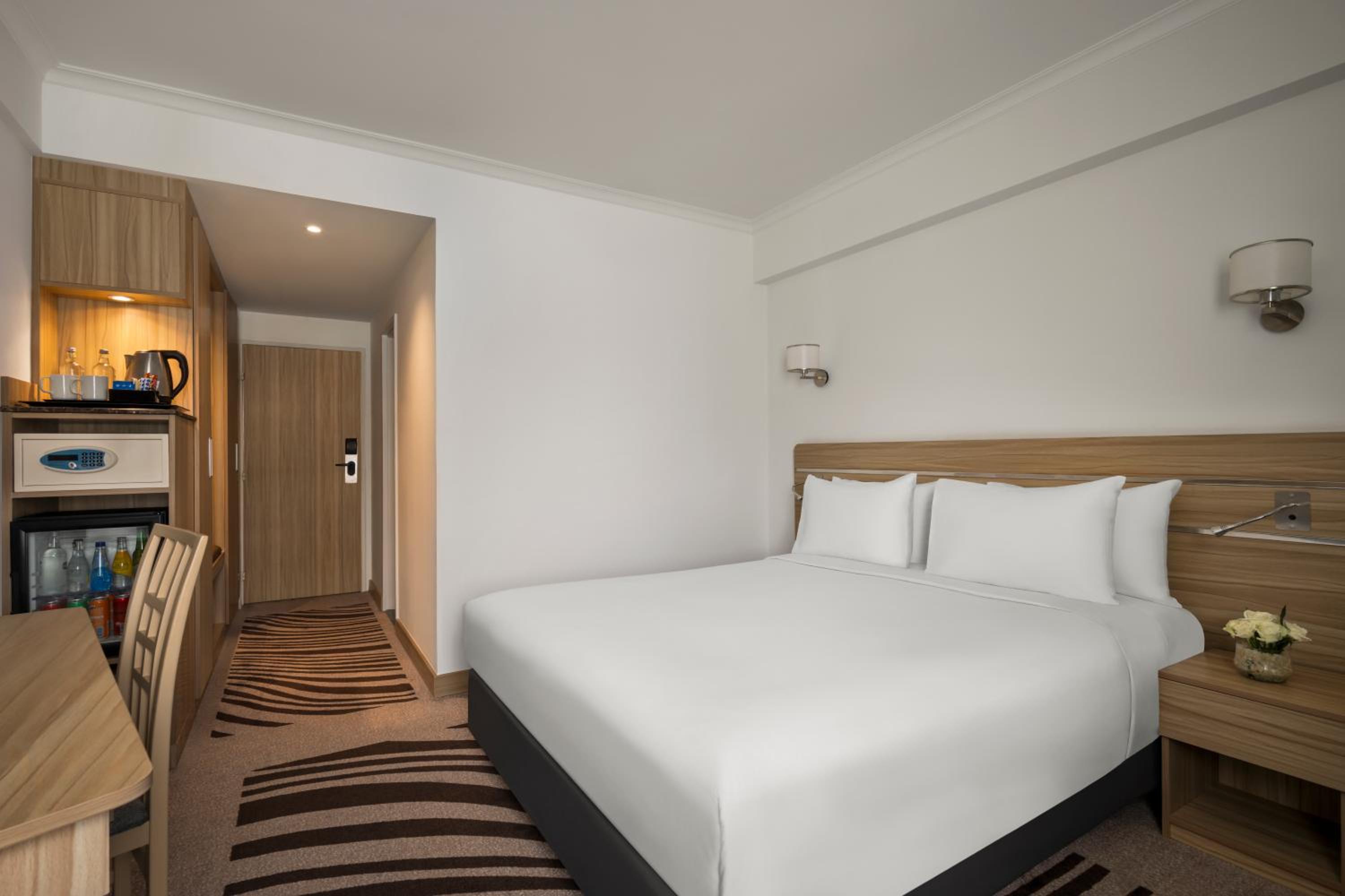 غرفة سوبيريور بإطلالة على المسبح، Novotel Cairo Airport 4/10
