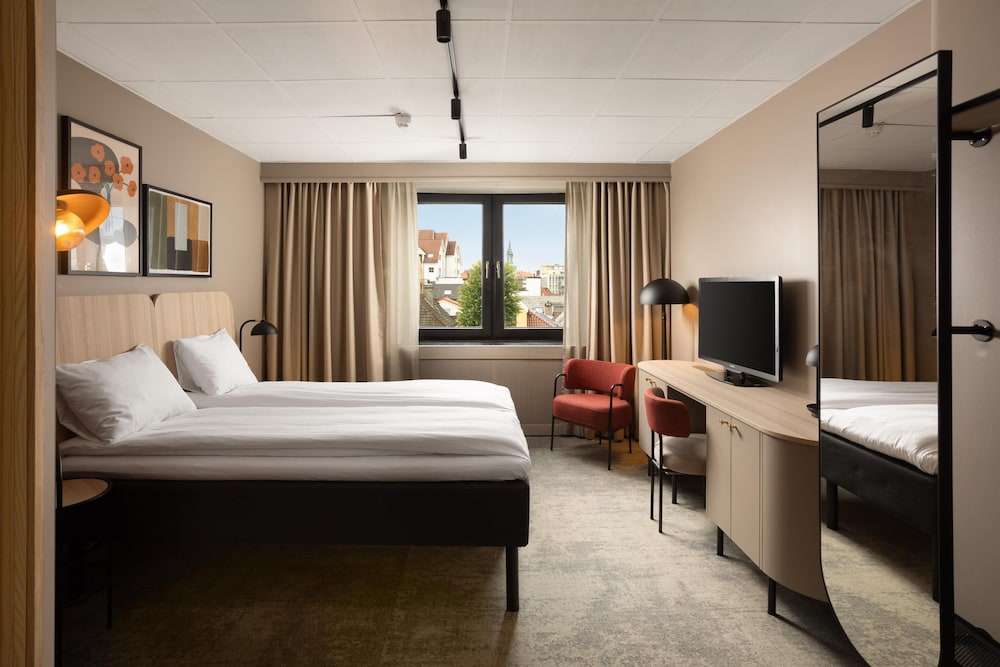 ROOM, QUEEN BED