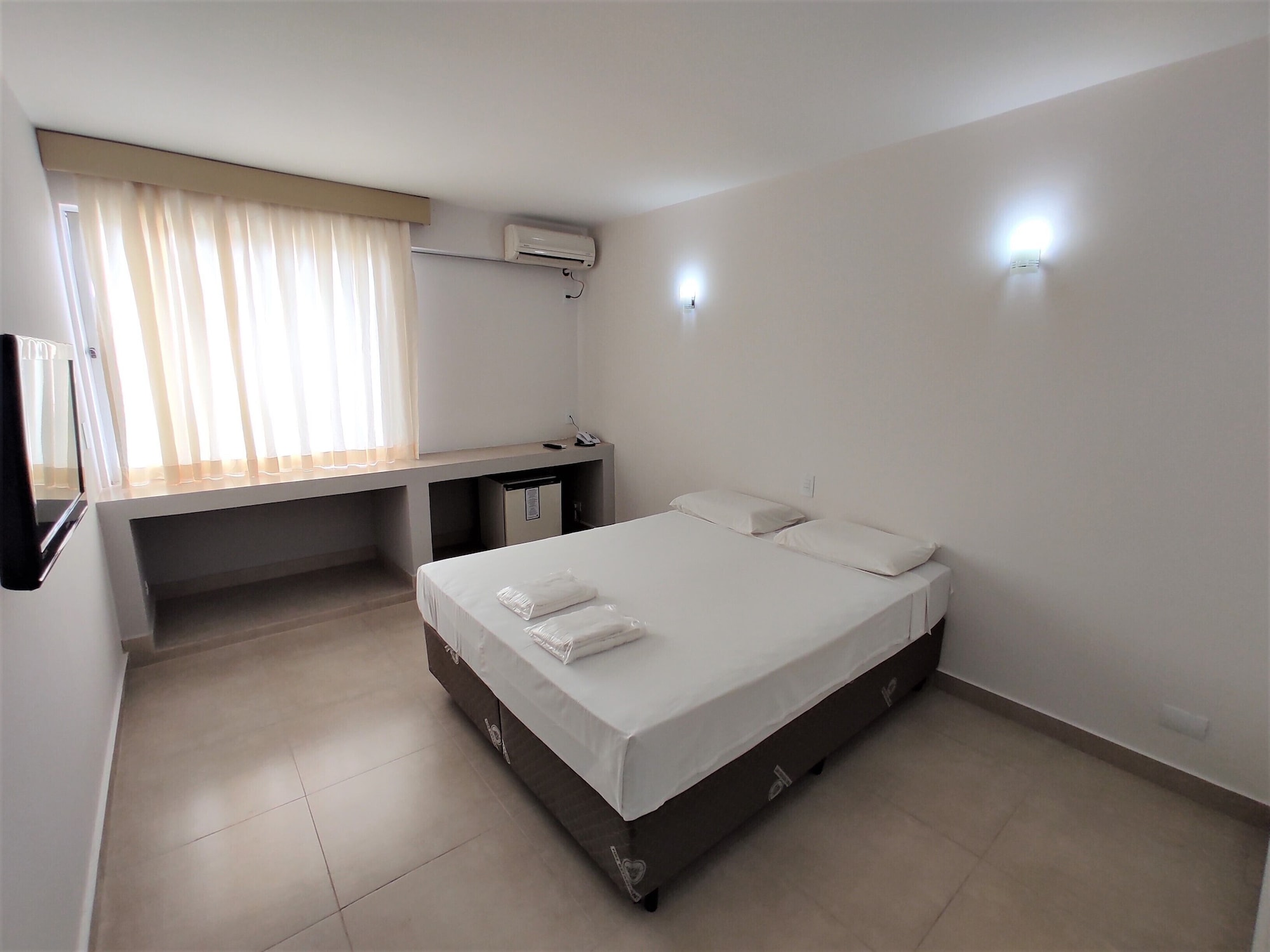 ROOM, DOUBLE BED