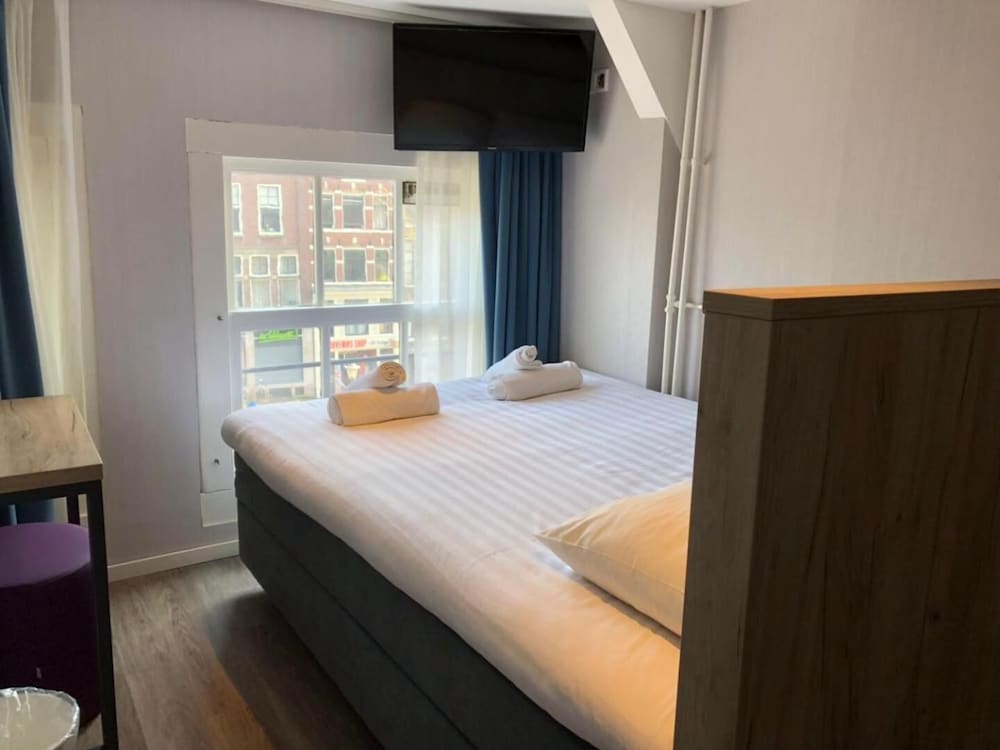 Facade Hotel Amsterdam 9/44