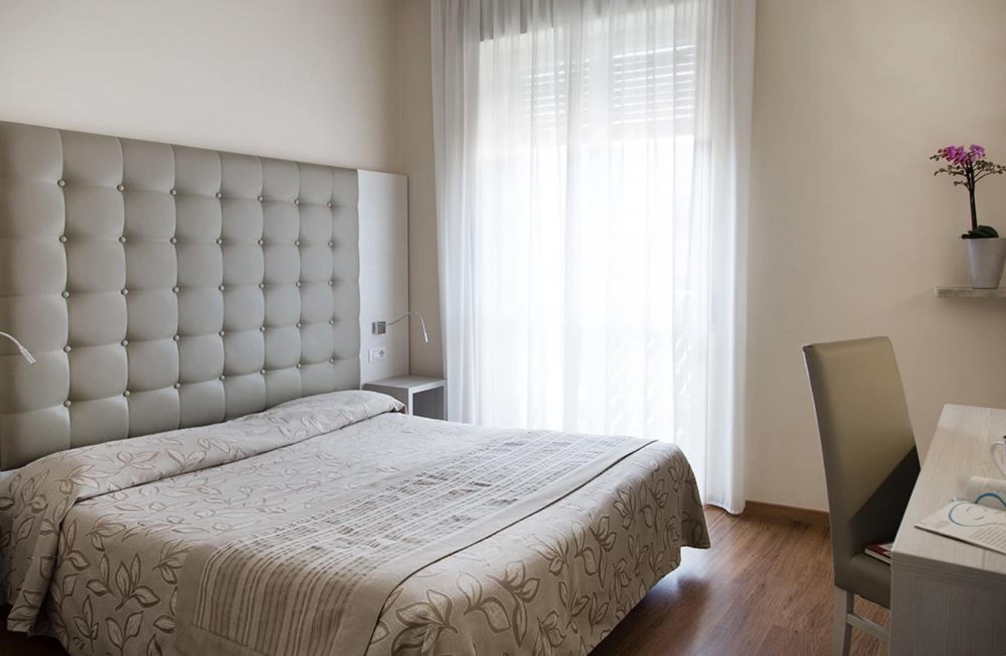ROOM, SINGLE
