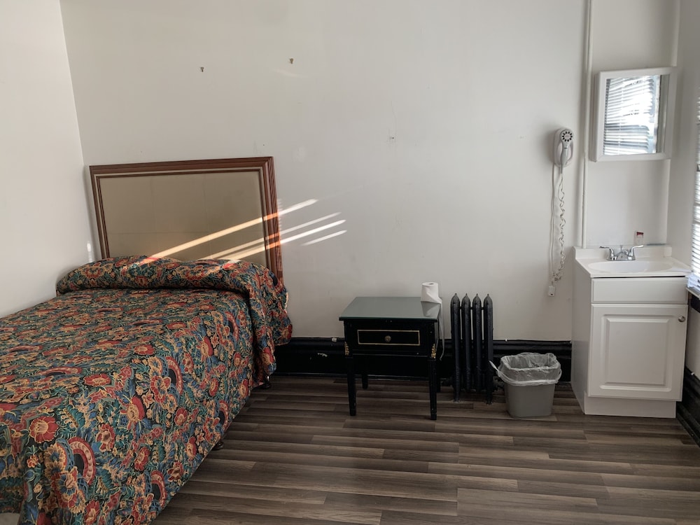 Adrian Hotel 64/66