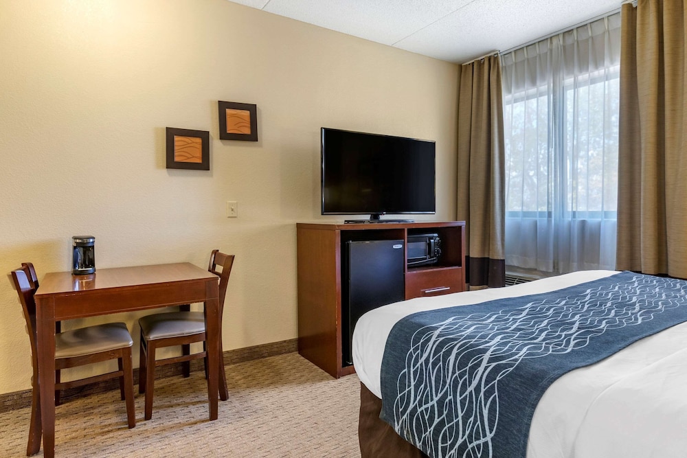 Comfort Inn Warren - Detroit North 8/28
