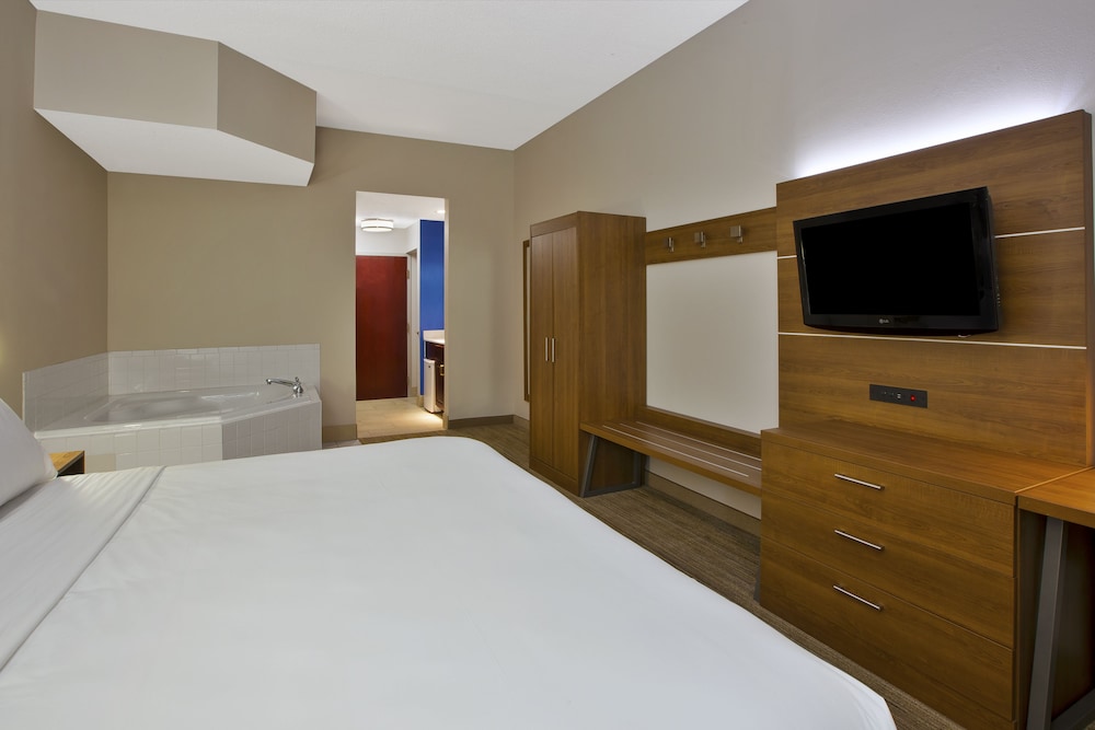 Holiday Inn Express Hotel And Suites Cincinnati Northeast Milford 18/49
