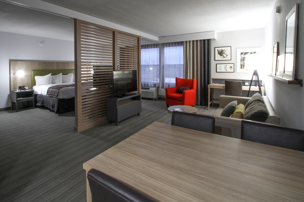 GreenTree Inn and Suites Phoenix Sky Harbor 38/65