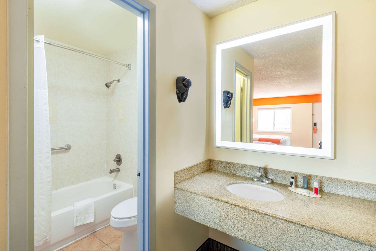 Howard Johnson By Wyndham Vero Beach/I-95 39/42