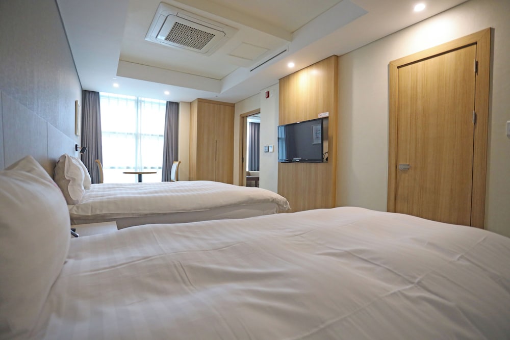 Sunshine Hotel 10/54