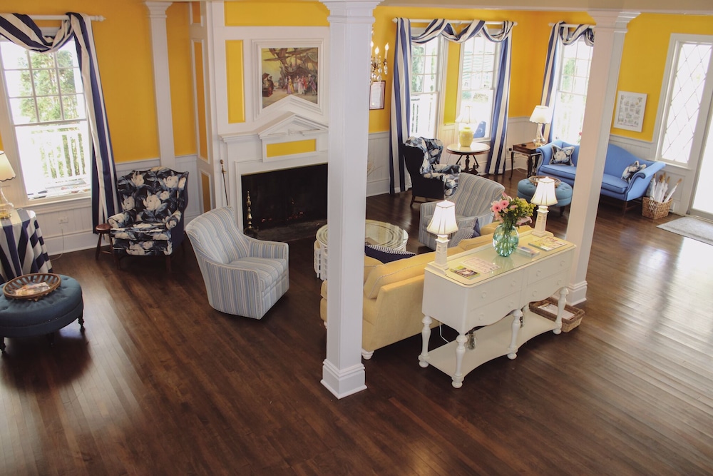 Colonial Inn in Harbor Springs 50/57