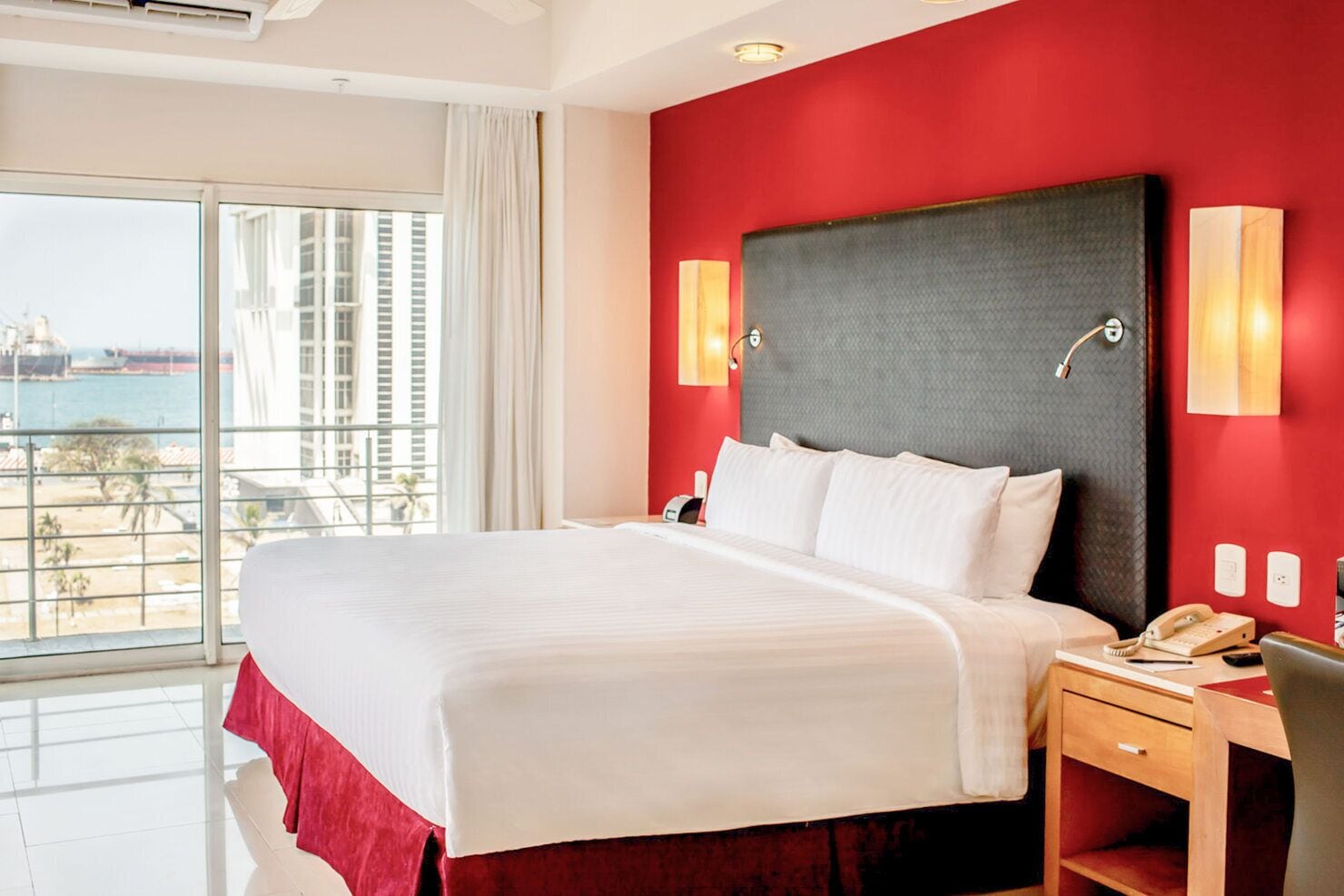 PRIVILEGE, SUITE, KING BED