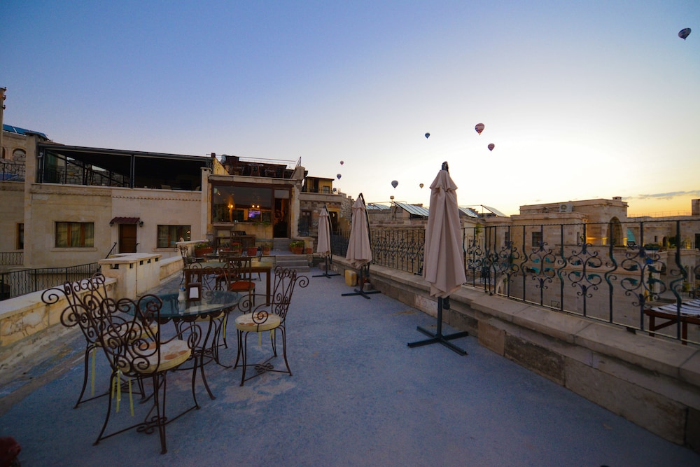 Vineyard Cave Hotel 90/98