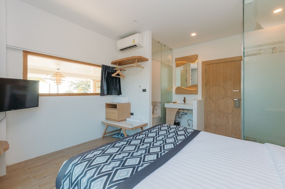 Penthouse, King and Queen Bed, Sofa