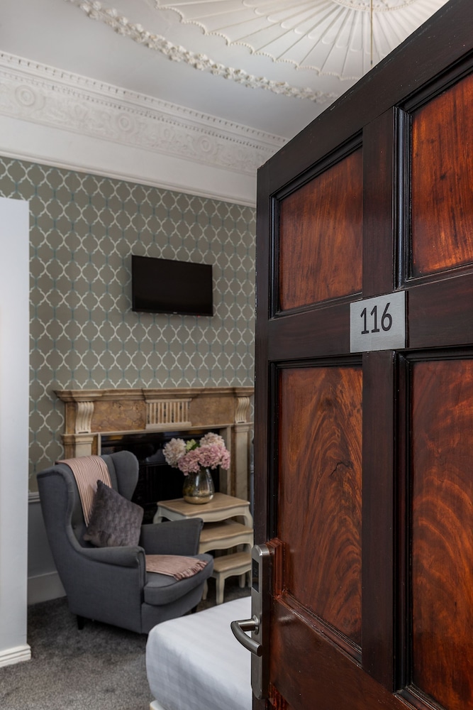 Clifden House by Nina 6/36