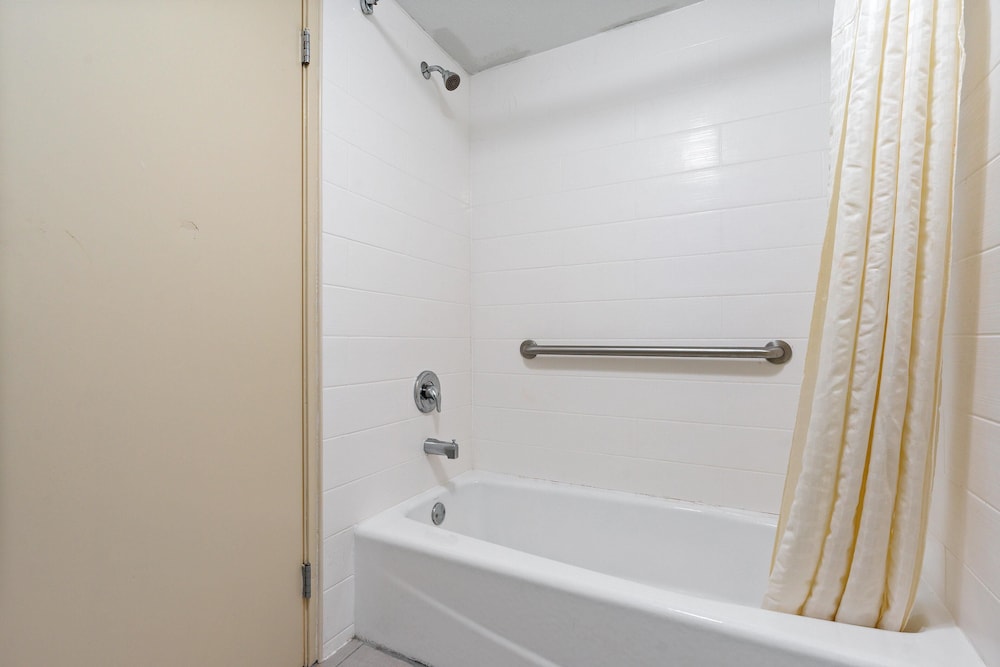 Premium, 2 Queen Beds, Courtyard View, Chicago Club Inn & Suites 10/10