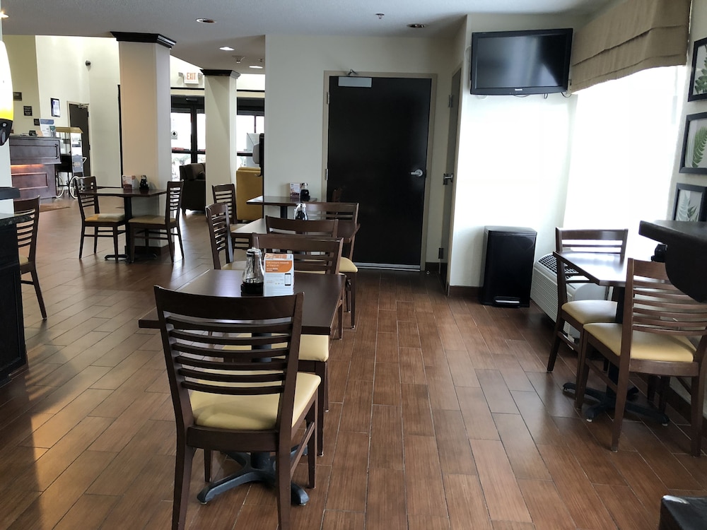 Spark by Hilton Louisville Airport 32/50