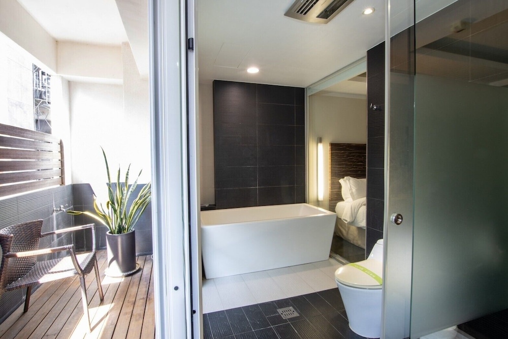 Kapok Hotel Resorts 42/46