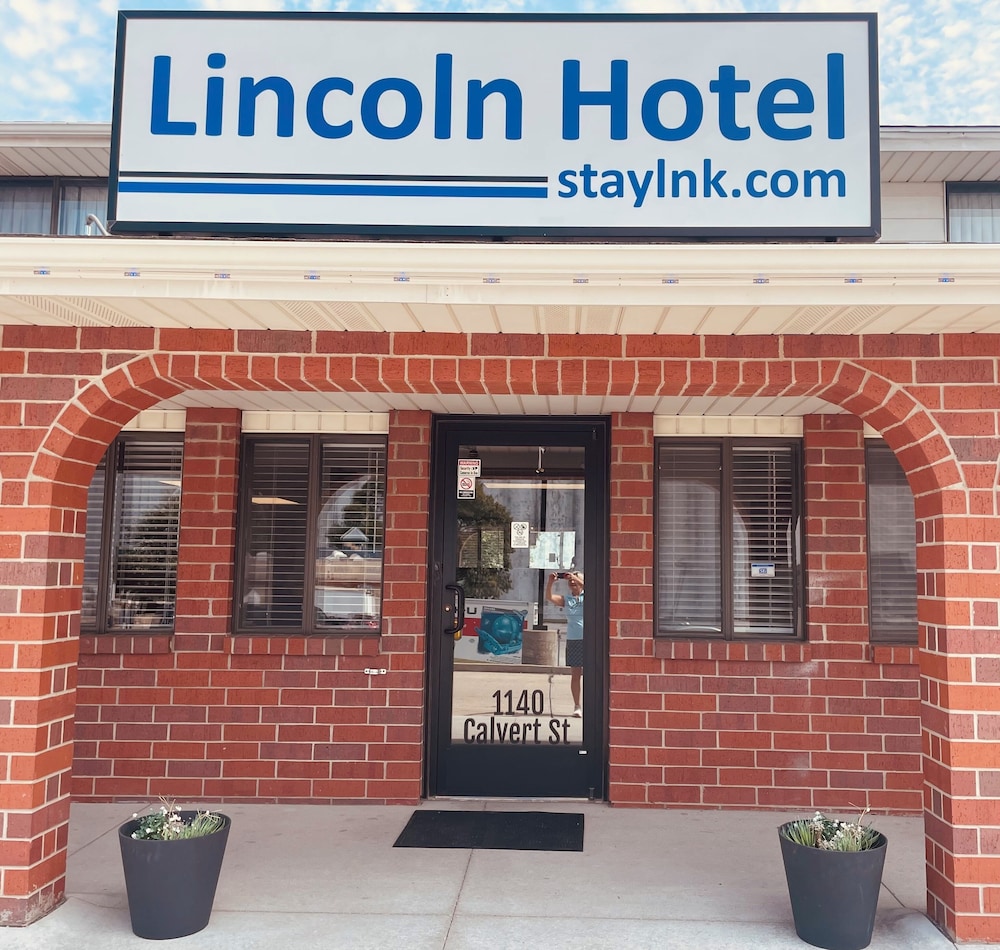Lincoln Hotel 2/56
