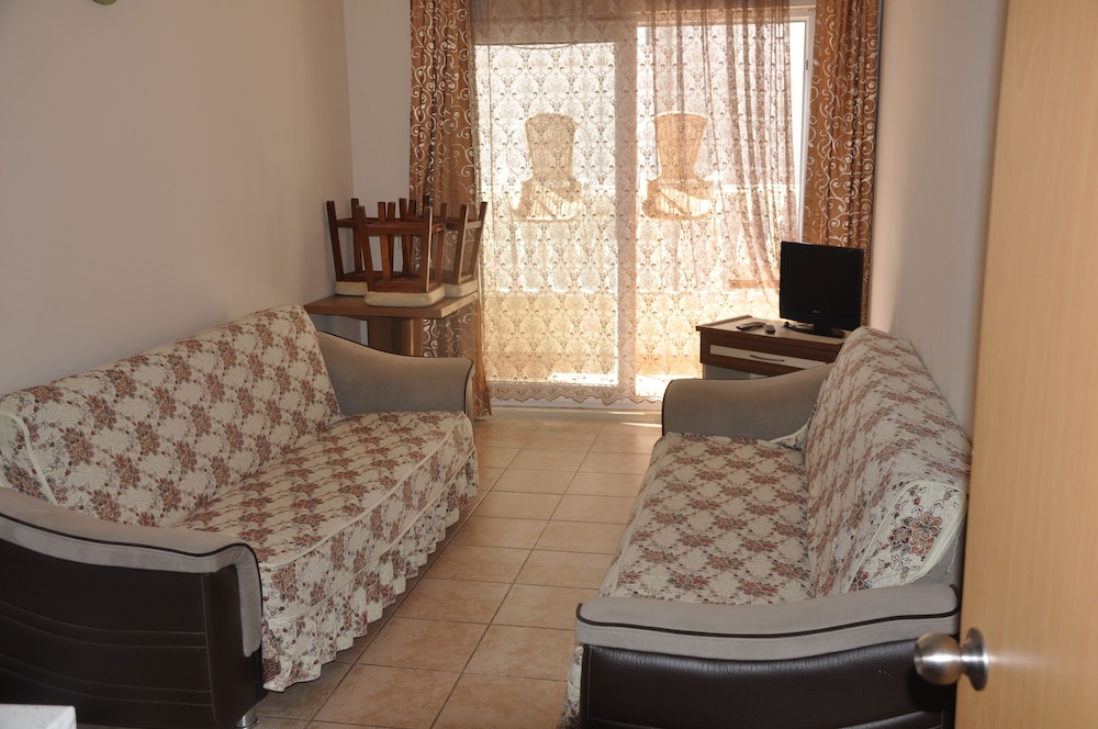 Basil's Apart Hotel 39/51