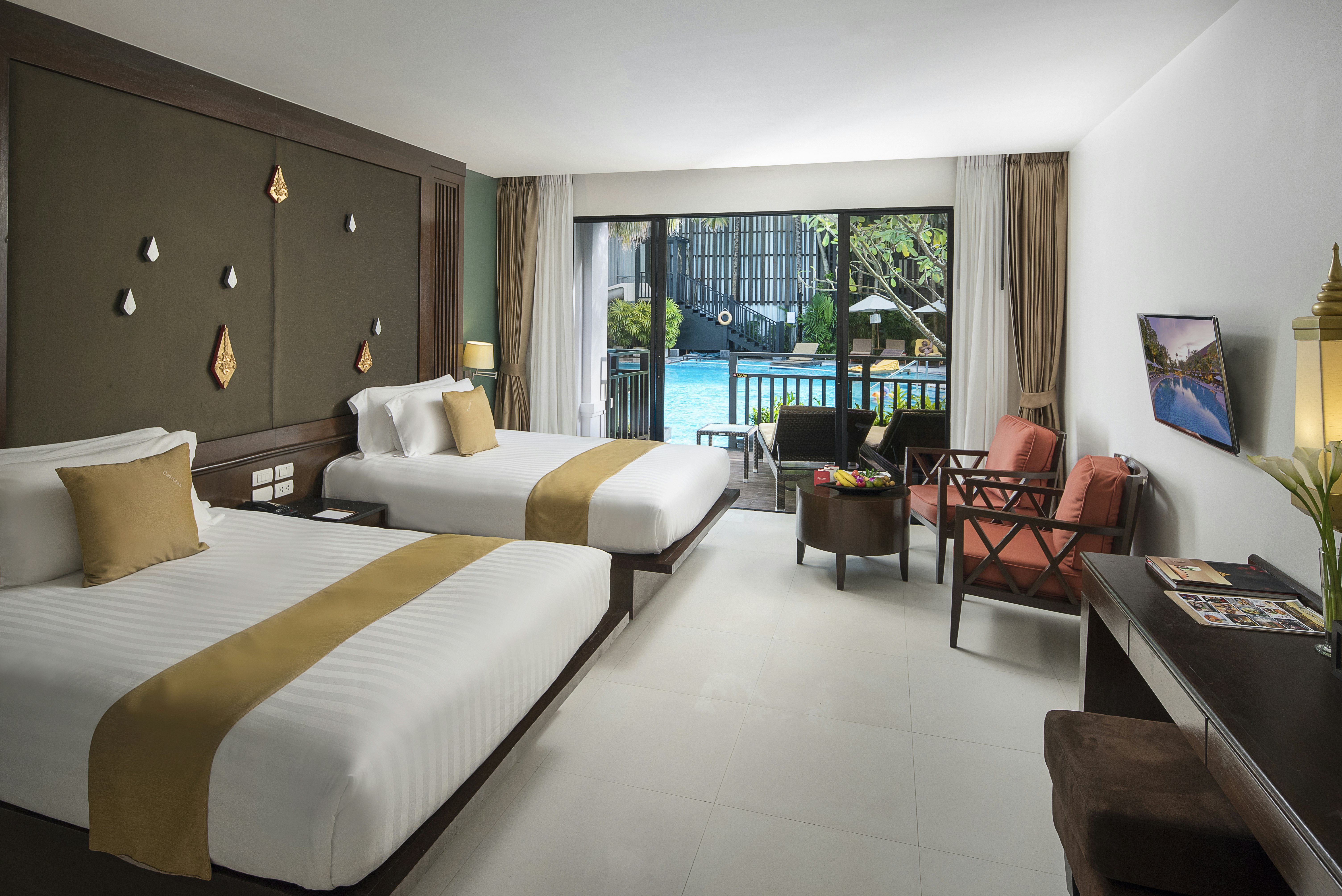 DELUXE, 2 DOUBLE BEDS, POOL ACCESS