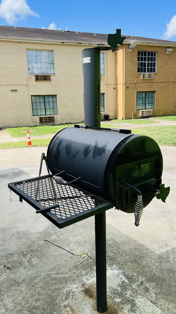 Regency Inn & Suites Houston East I 10 44/52