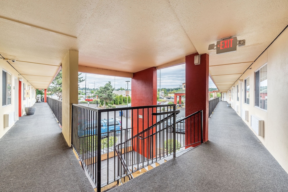 Days Inn by Wyndham Federal Way 35/40