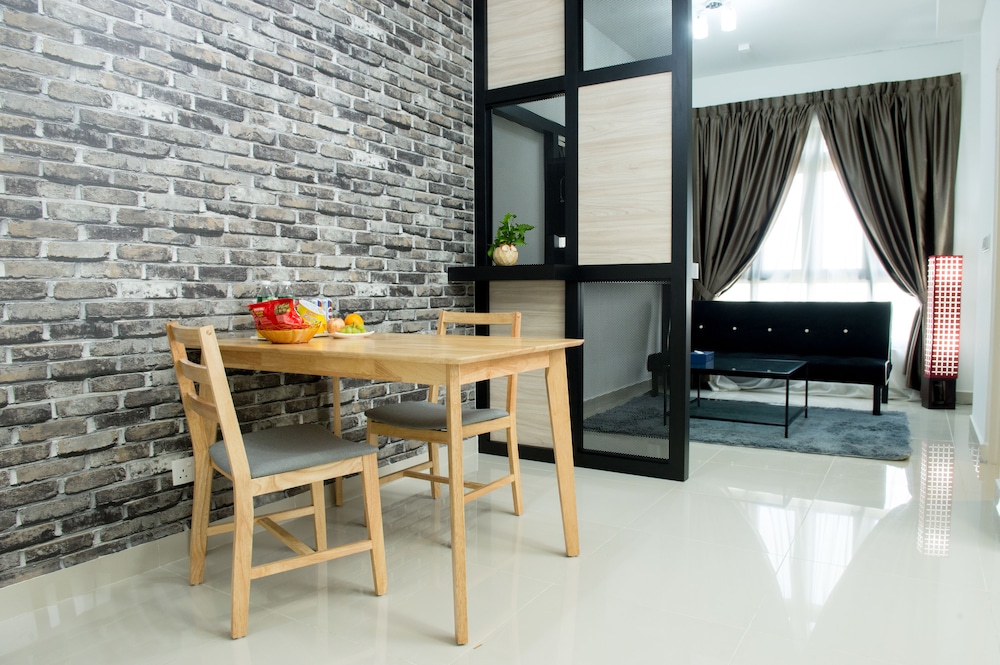 Ezzyhome @ Medini 25/38