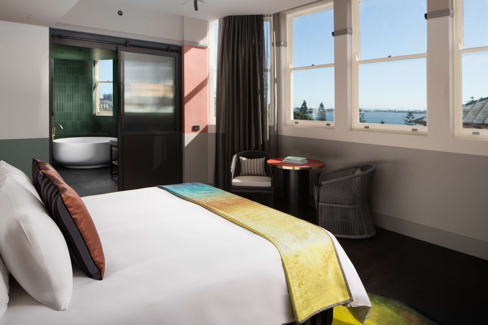 Qt, Executive, Suite, King Bed, Corner