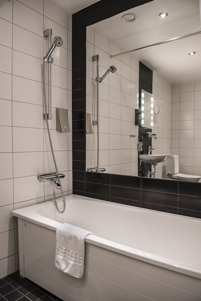 Donners Hotell 8/25