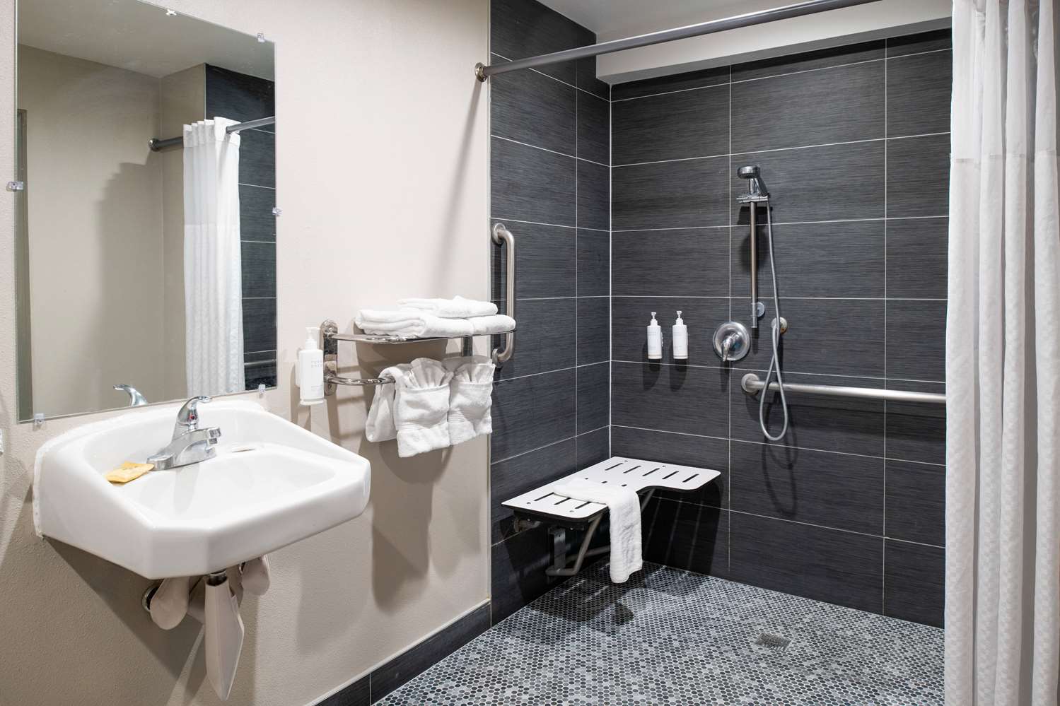 Days Inn & Suites By Wyndham Artesia 35/37