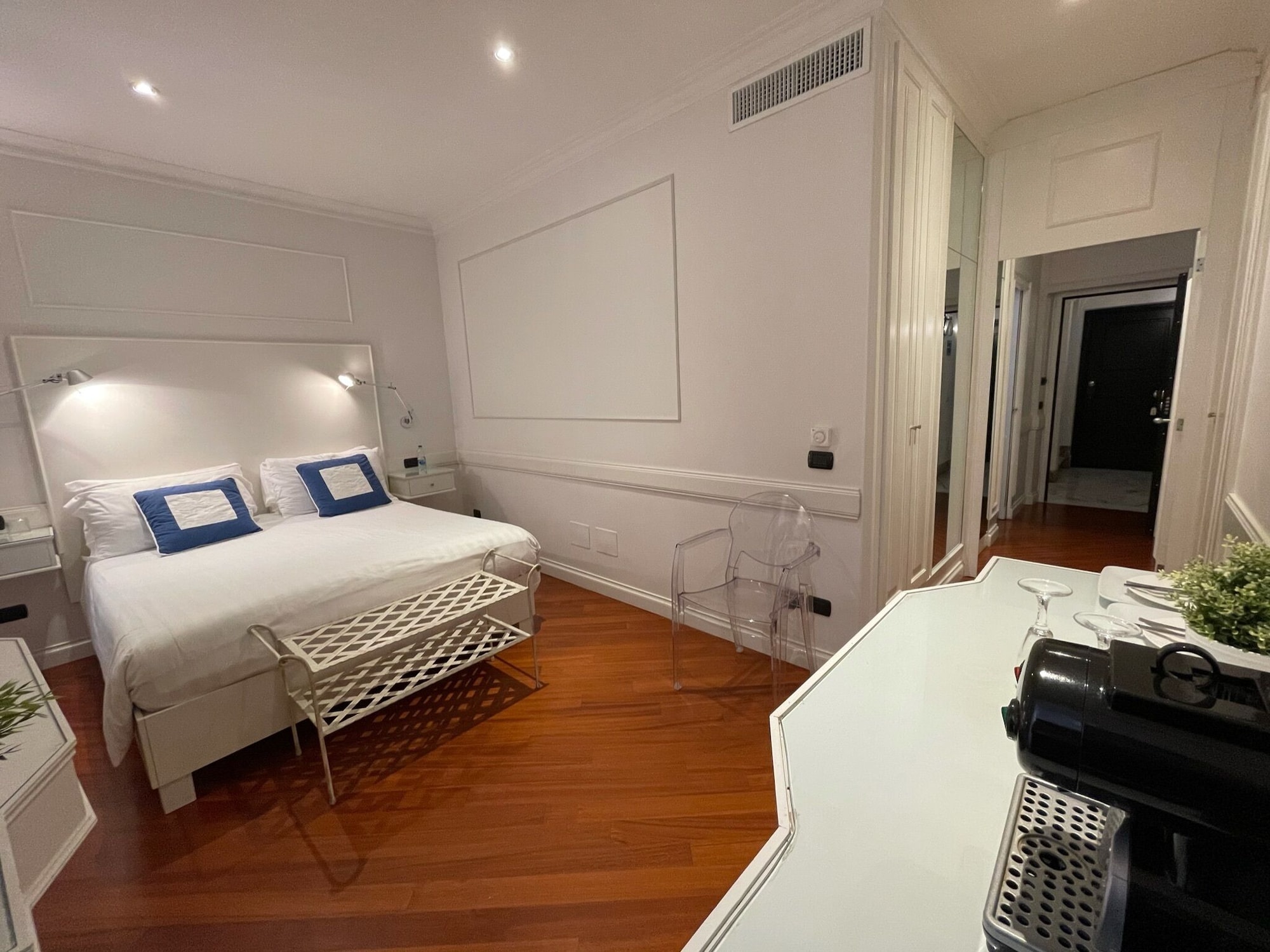 CLASSIC, SUITE, QUEEN BED, CITY VIEW, SOFA