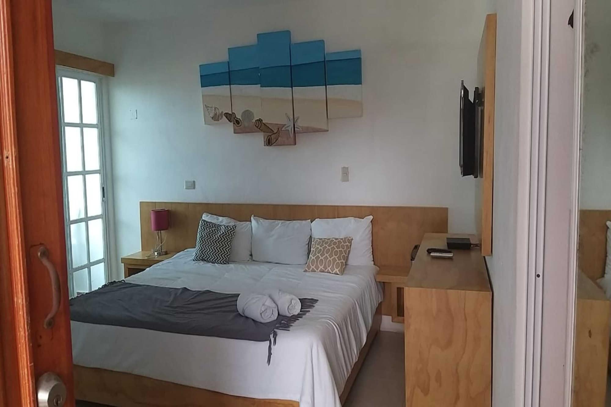 DELUXE, DOUBLE BED, PARTIAL OCEAN VIEW