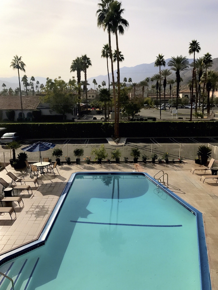 Delos Reyes Palm Springs 42/63