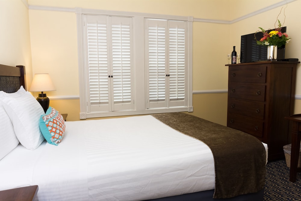 Majestic Inn & Spa 45/80