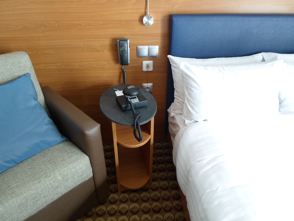 Hampton By Hilton Warsaw Airport 11/30