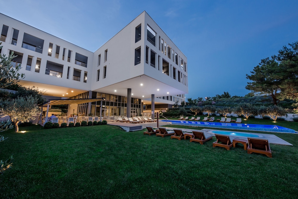Hotel Salona Palace in SOLIN